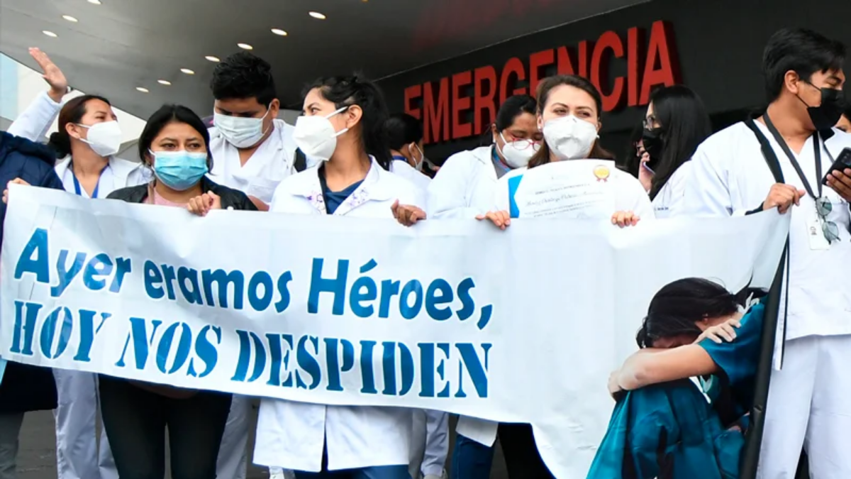 Gremio médico rechaza despidos y advierte consecuencias graves en la atención de salud en Ecuador