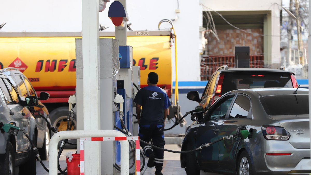 Conductores cargan combustible en Guayaquil en medio del nuevo ajuste de precios registrado en este mes.