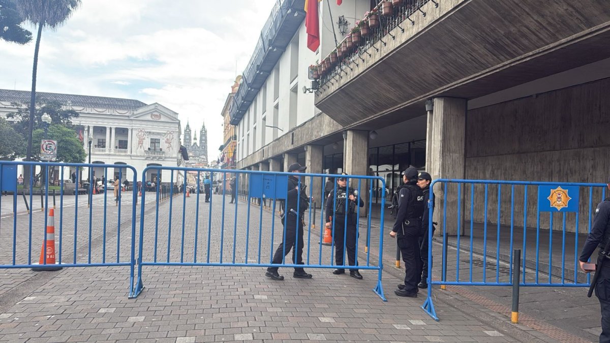 El sitio permanece cercado por Policías.