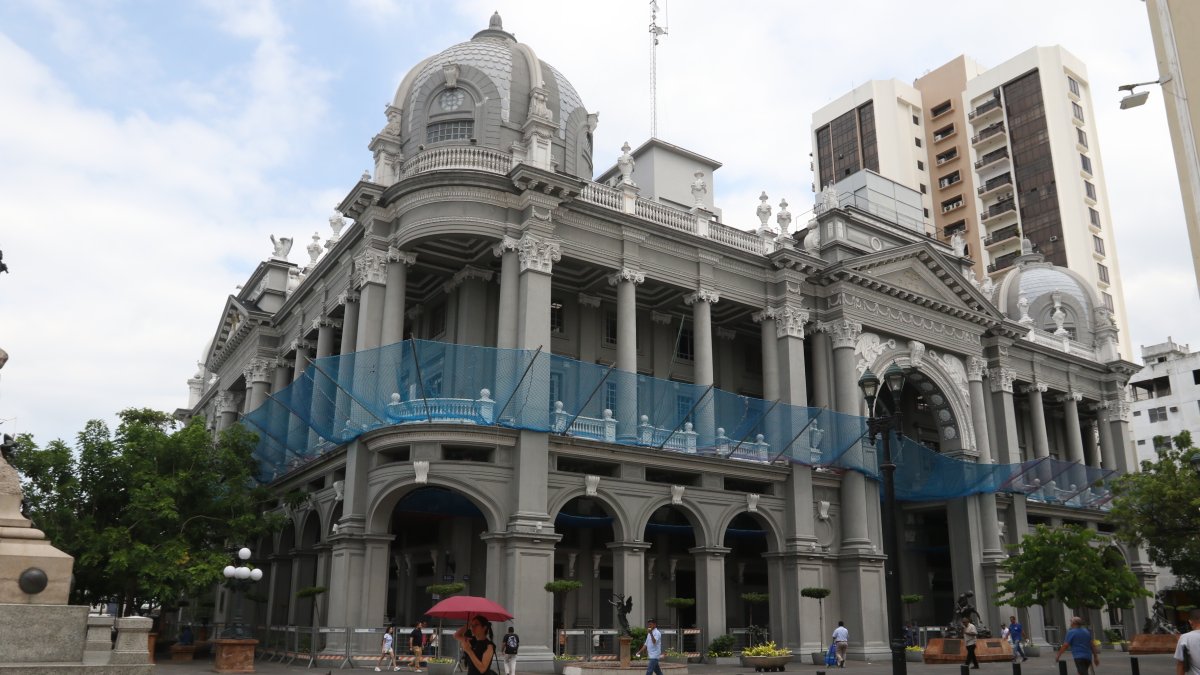 La Policía los encontró en flagrancia dentro de un taller. El Municipio anunció sanciones y cooperación.