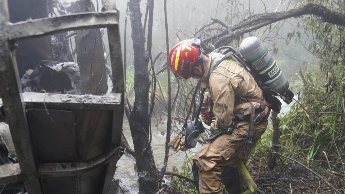 Tragedia en la vía Cuenca–Molleturo: bus cae a un abismo y deja 11 muertos