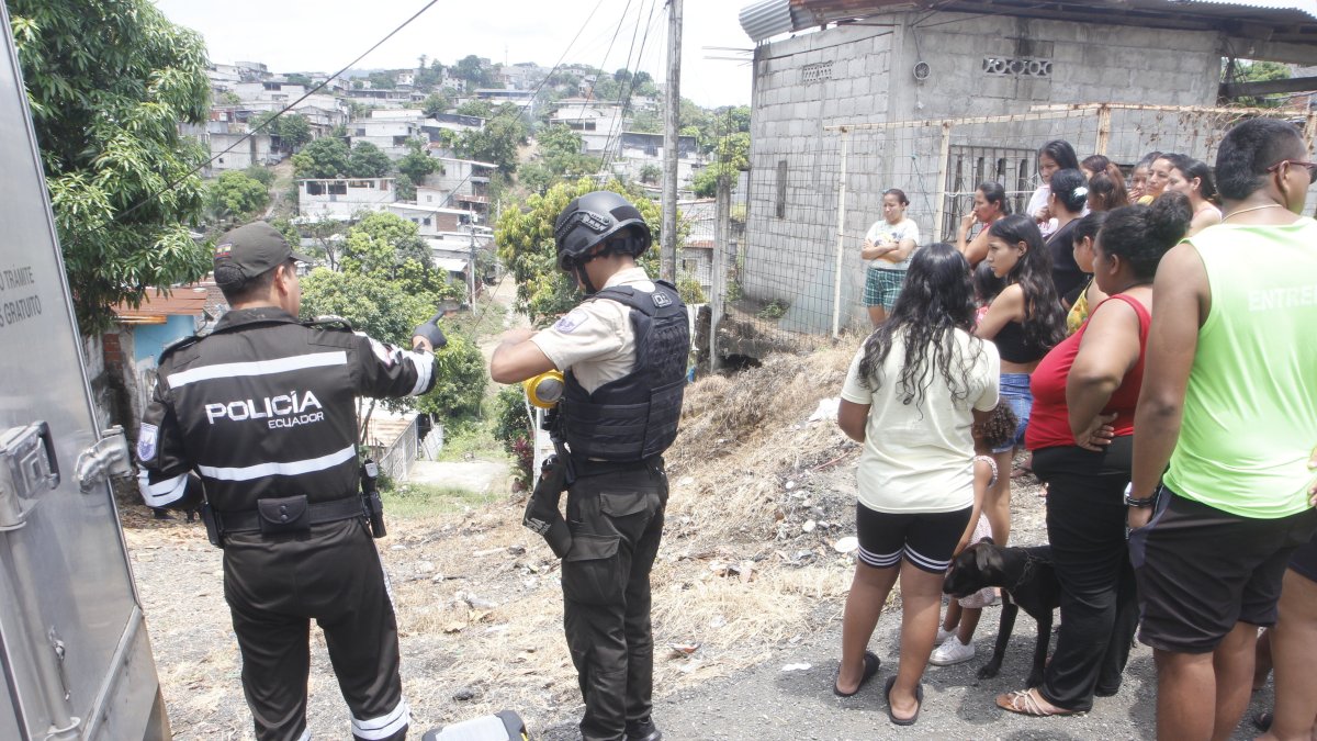 Moradores salieron de sus casas para ver si reconocían al fallecido.