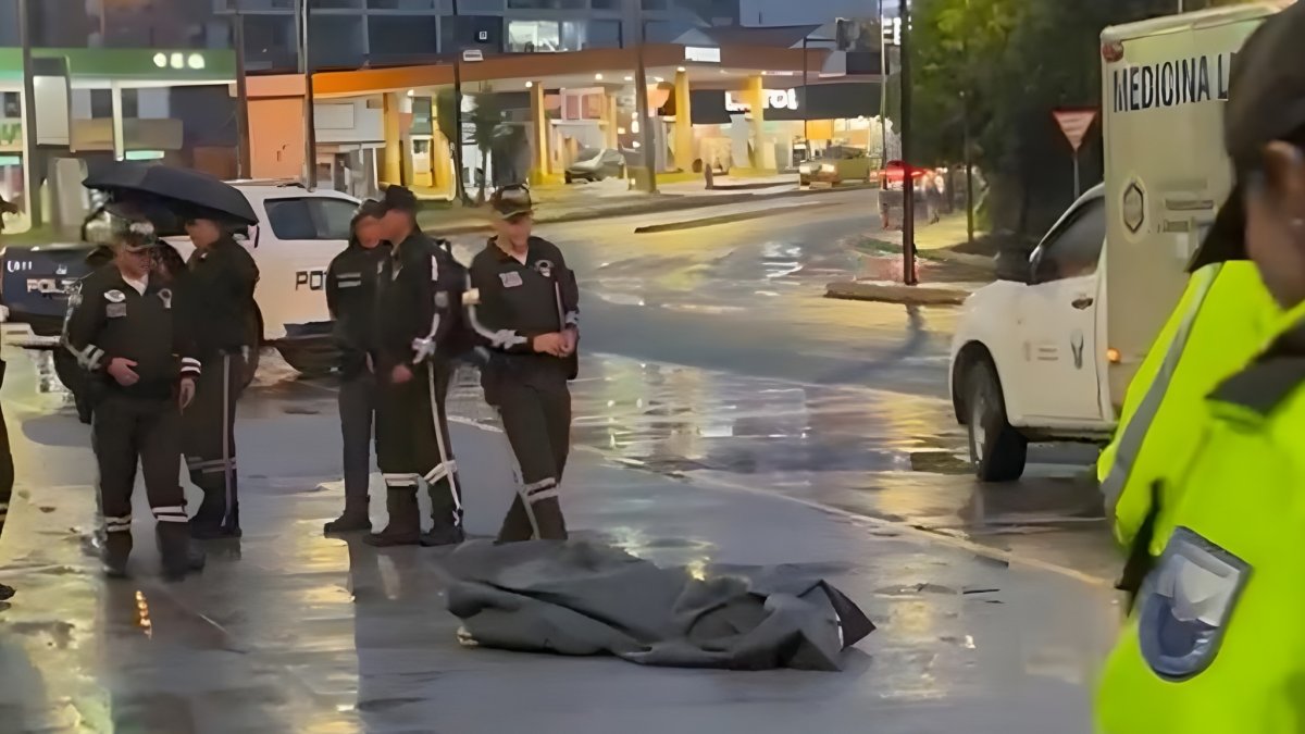 El cuerpo fue hallado junto a la Plaza Argentina, en plena avenida 6 de Diciembre.