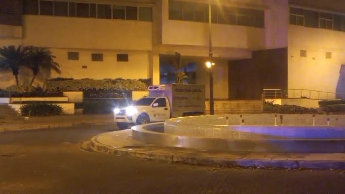 El cadáver del presunto cabecilla criminal quedó tendido a los pies del edificio