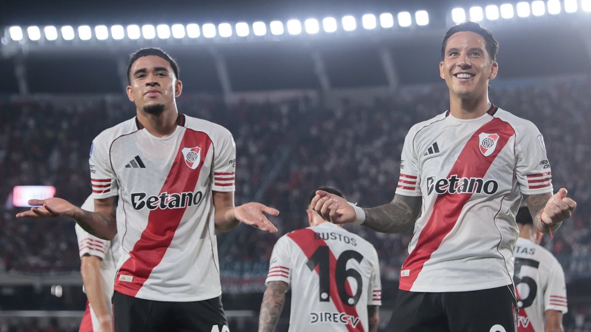 Kendry Páez (i) asistió a Sebastián Driussi en la victoria de River Plate 1-0 ante Carabobo.