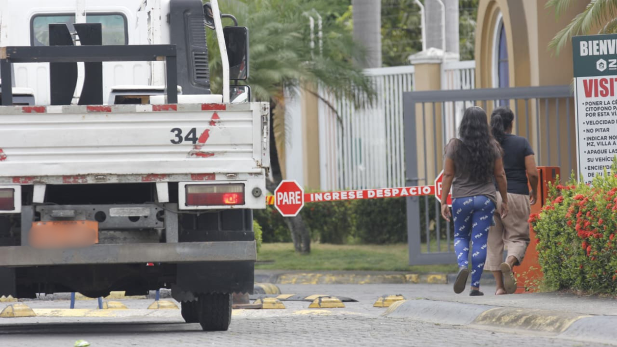 Violento ataque armado en la vía La Aurora, en Daule, dejó un fallecido y un herido dentro de un vehículo.