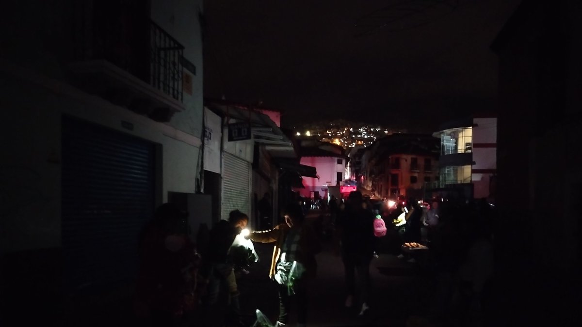 Se reporta que negocios del centro de Guayaquil han tenido que poner operativos sus generadores eléctricos.