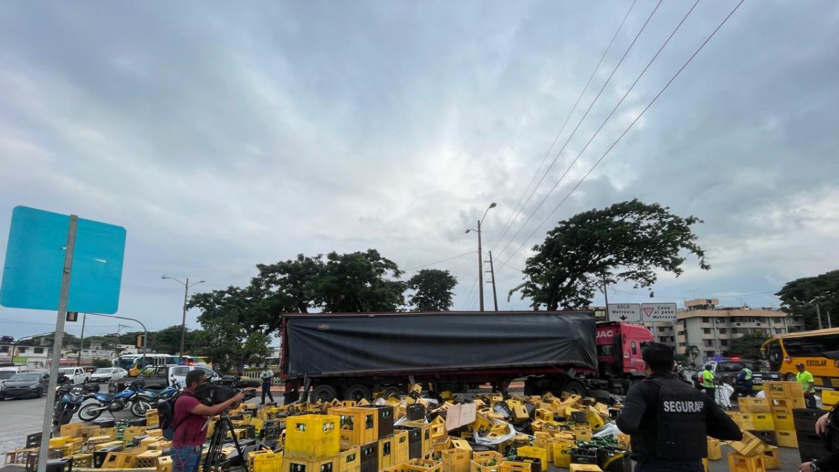 Plataforma de camión cargado de cerveza se vuelca en el sur de Guayaquil y desata saqueos en la vía