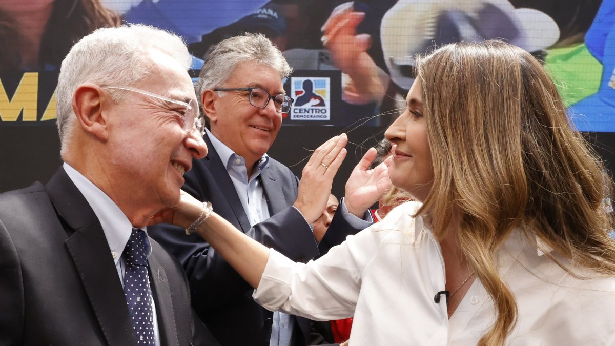 Álvaro Uribe Vélez (i) y Paloma Valencia, candidata presidencial por el partido uribista Centro Democrático.