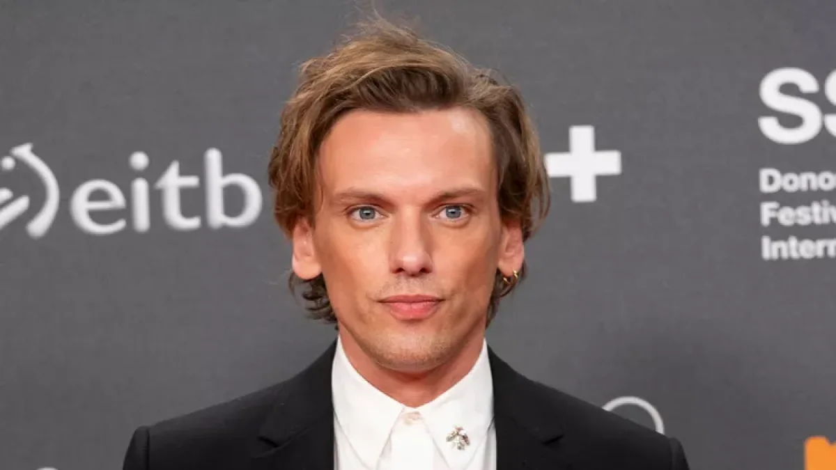 El actor ha alcanzado la cima de la notoriedad global recientemente por su papel como el temible Vecna en la serie Stranger Things