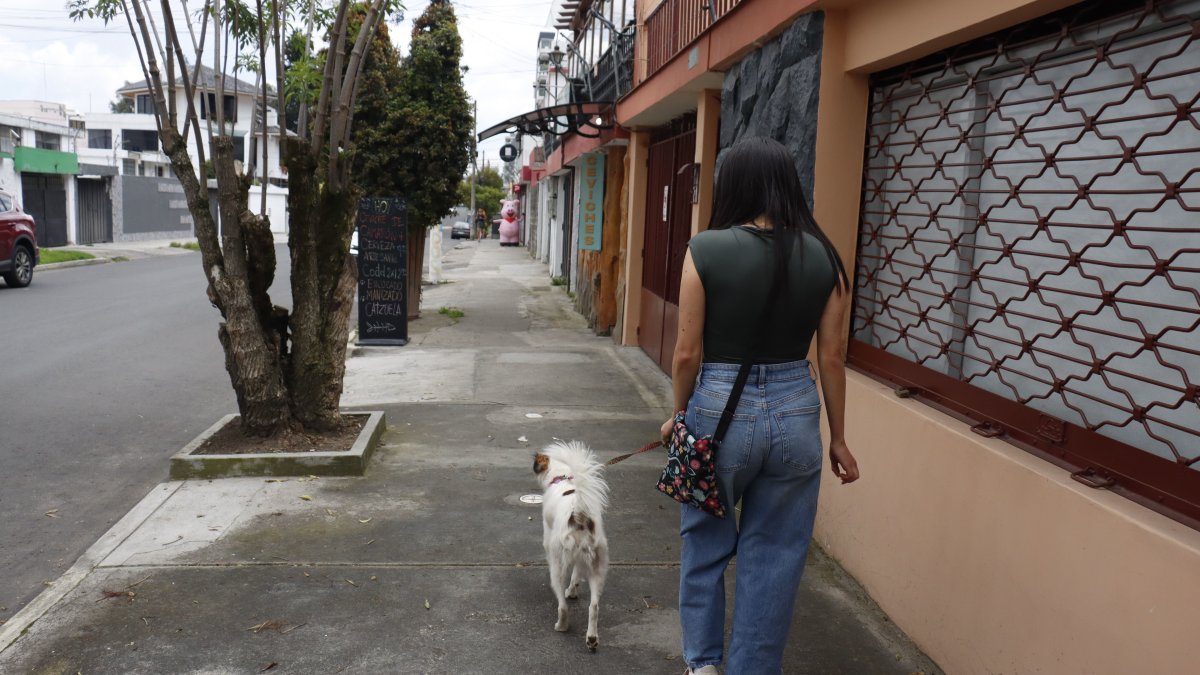 Andrea fue víctima de robo. A ella la atacaron dos sujetos en moto cuando salió a pasear con su perrita.