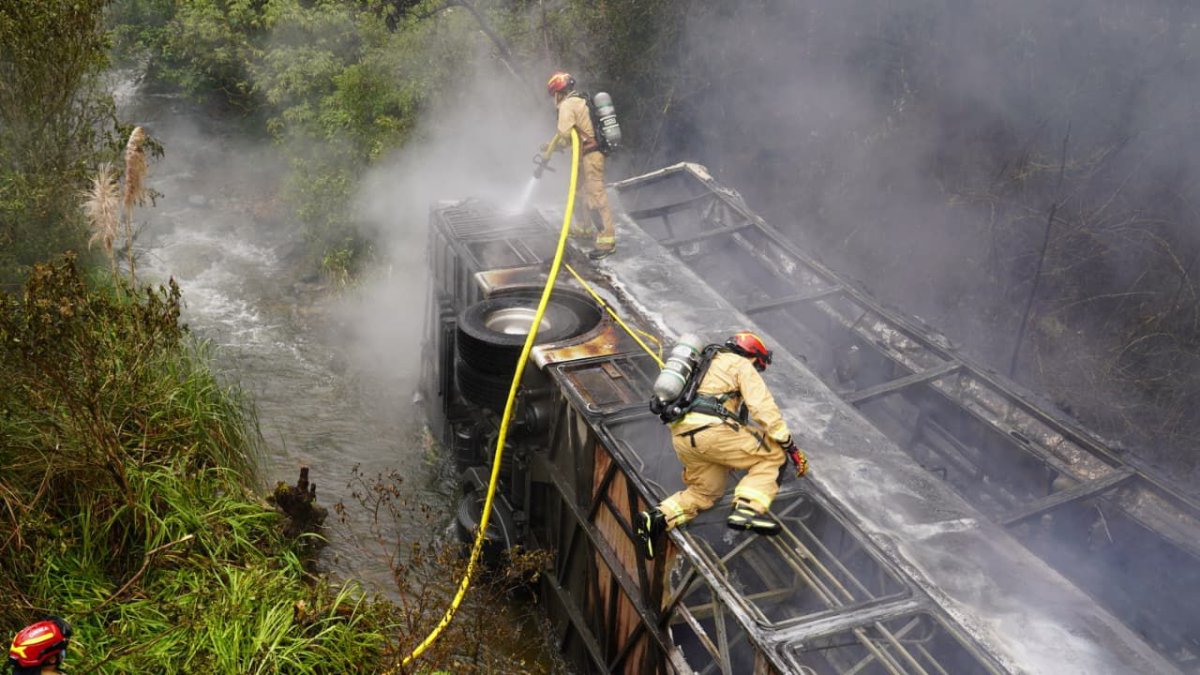 El bus se quemó en su totalidad tras el accidente en Azuay.