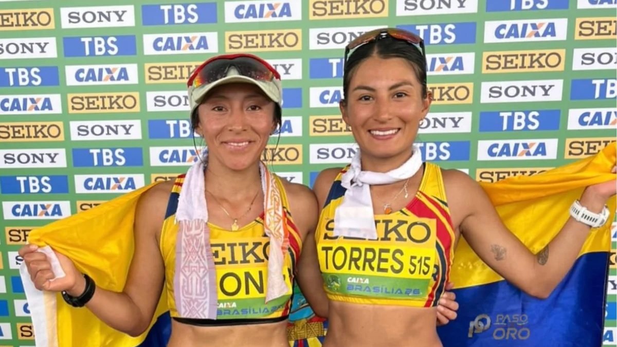 La tricolor Nathaly León (i) posa tras la prueba de los 42 kilómetros en Brasil.