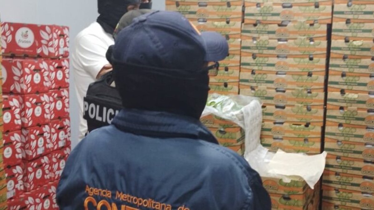 Clausura de distribuidora de pollos en Quito descubre fruta robada valorada en $ 30 mil