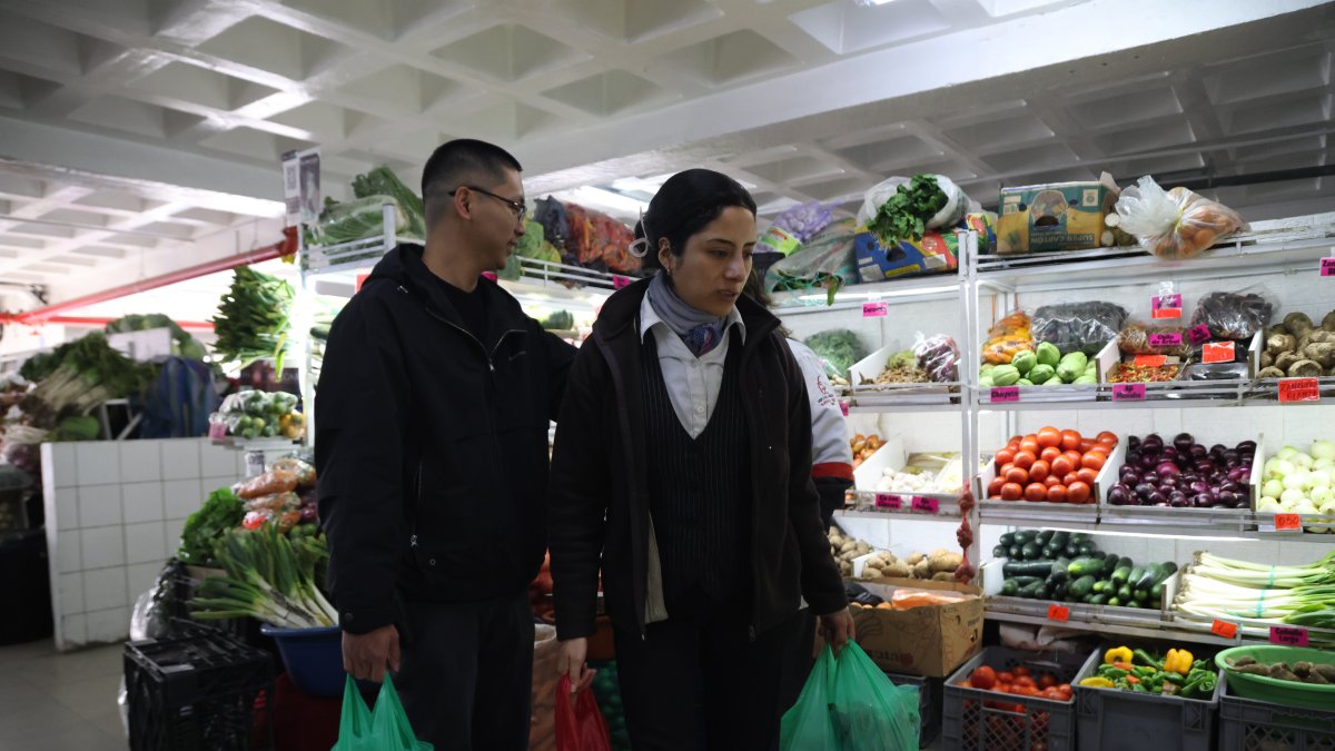 Los compradores racionan y disminuyen la cantidad de cosas que llevan.