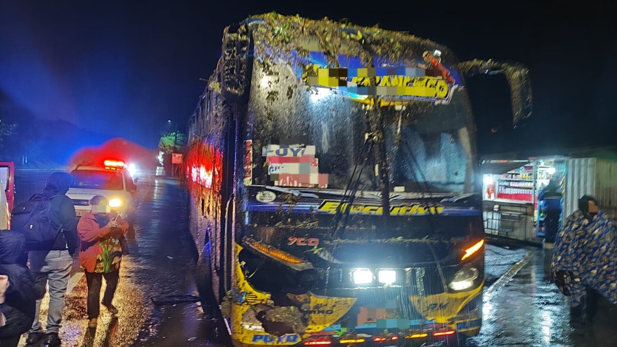 Un bus de la cooperativa San Francisco resultó afectado antes del peaje de Santo Domingo.