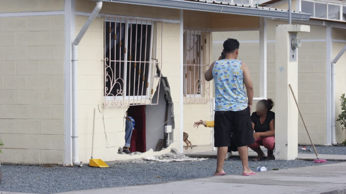 Vehículo impactado contra una vivienda en Socio Vivienda 4, tras un ataque armado que dejó dos personas fallecidas en Guayaquil.