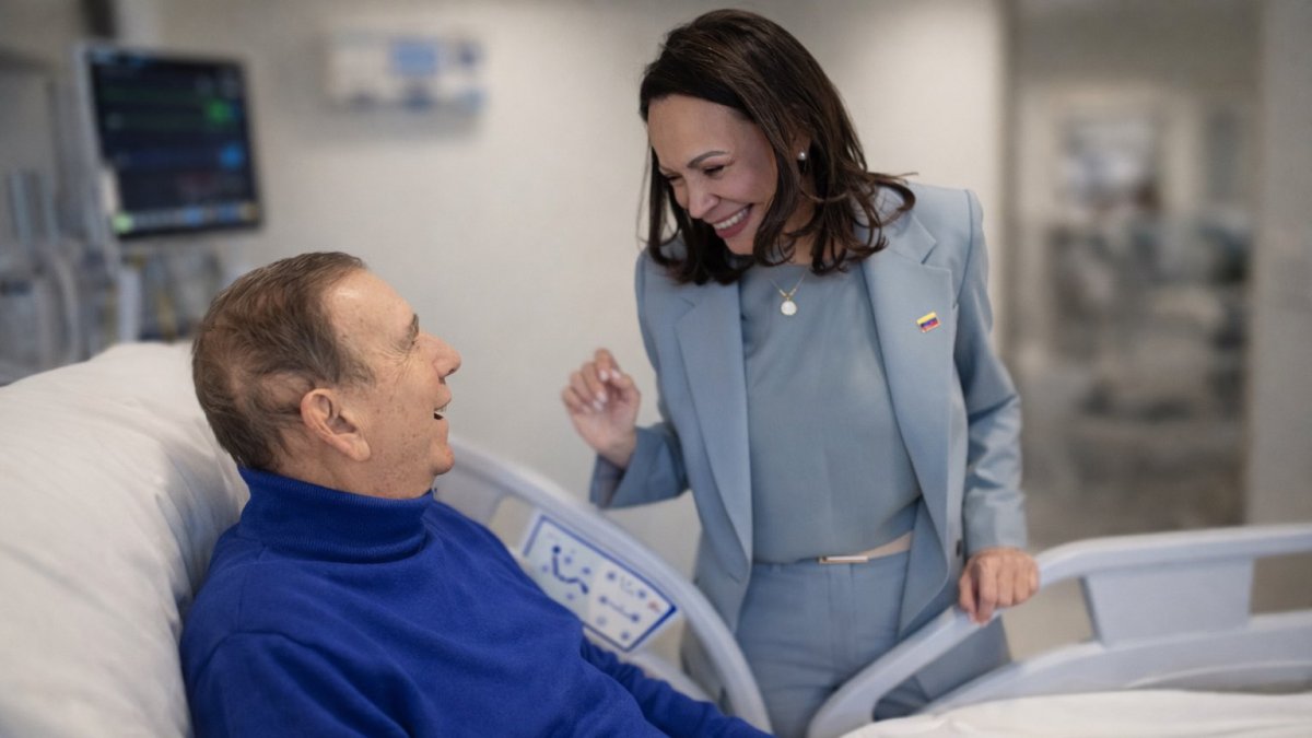 Encuentro entre María Corina Machado y Edmundo González Urrutia en un centro médico de Madrid, donde el dirigente venezolano se encuentra bajo observación médica.