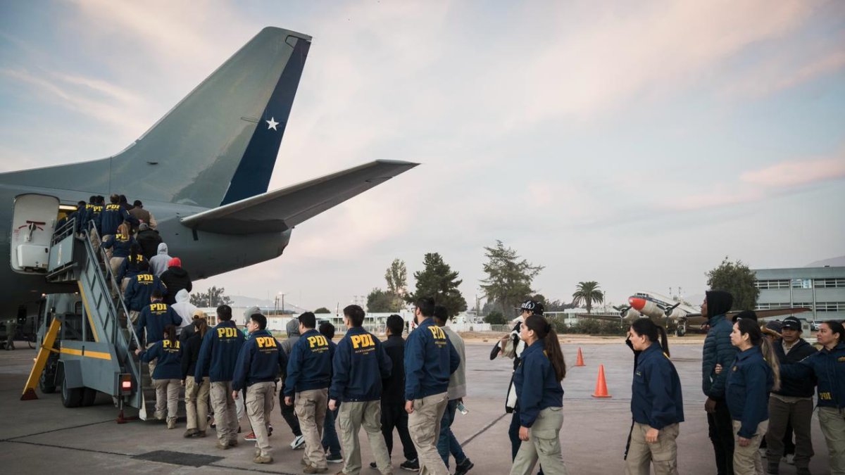 Avión de la Fuerza Aérea de Chile despega con 40 migrantes expulsados en el primer operativo del gobierno de José Antonio Kast.
