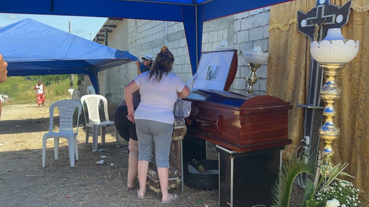 Autoridades investigan el caso ocurrido en la cooperativa La Carolina, en Monte Sinaí, donde un joven de 20 años perdió la vida tras un violento incidente familiar.