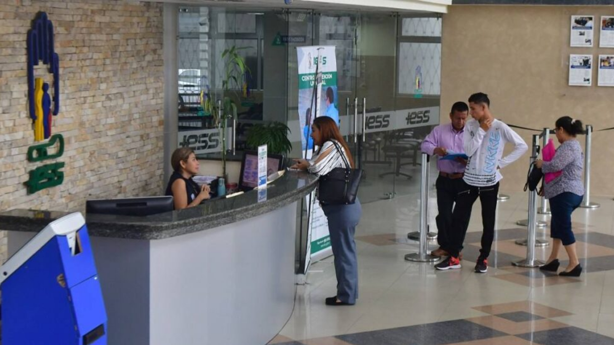 Este documento acredita que una persona se encuentra bajo la protección del sistema de seguridad social en Ecuador