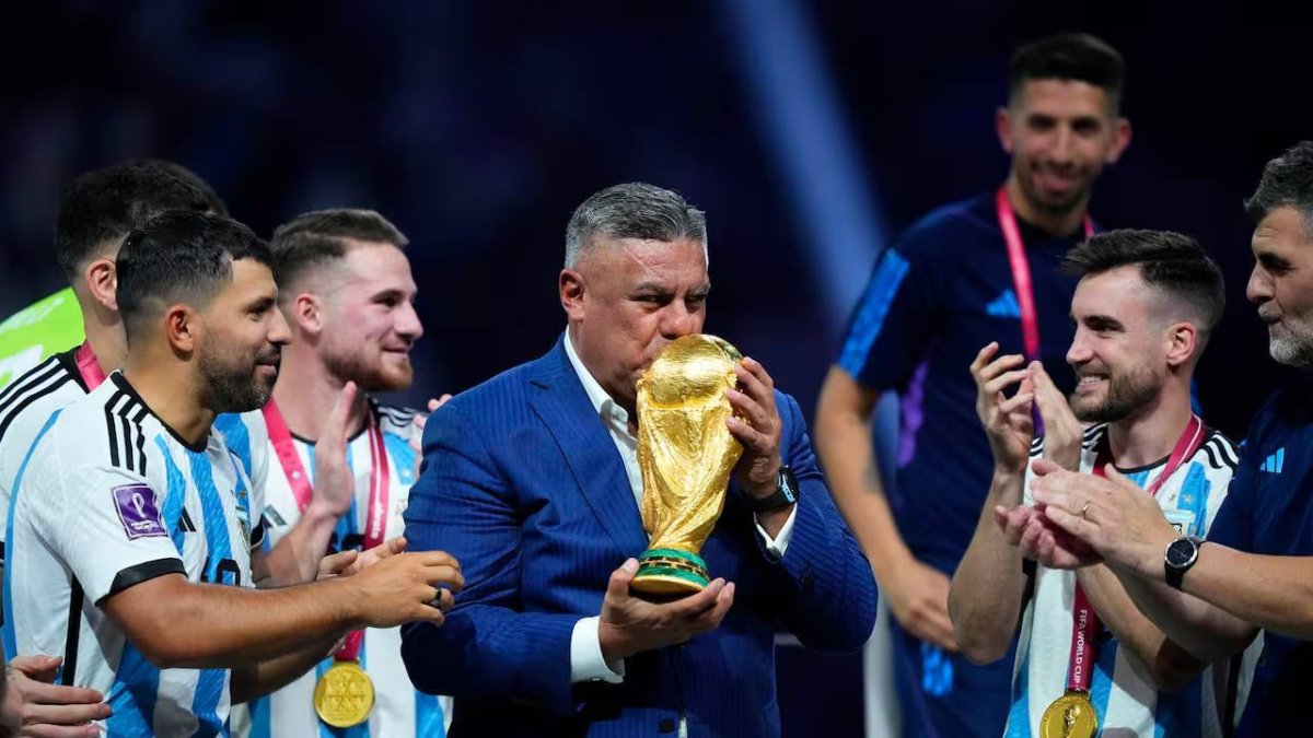 Claudio 'Chiqui' Tapia con el trofeo del Mundial 2022 que ganó la Albiceleste.