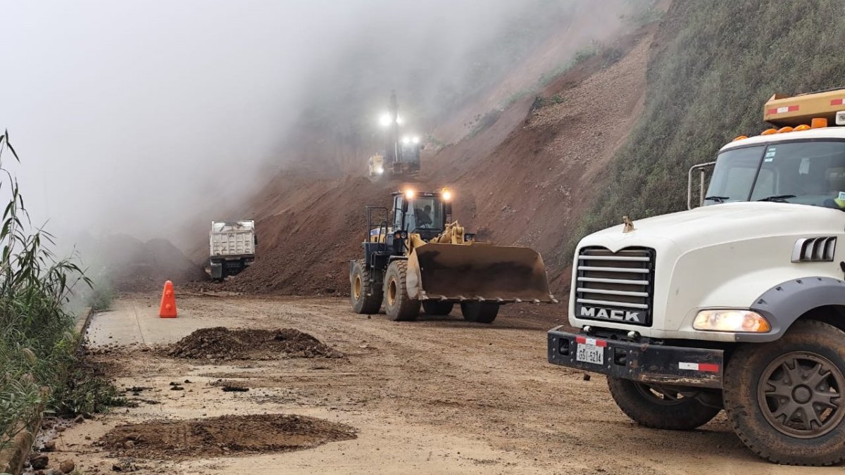 La vía está cerrada por un deslave.