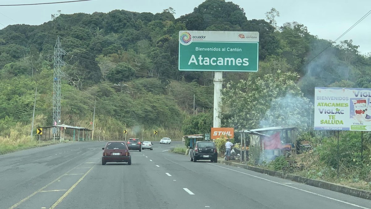 Ingreso al cantón Atacames, escenario marcado por la conmoción tras el hallazgo del cuerpo de Janer Alexander Castillo Chila en la vía hacia Sálima.