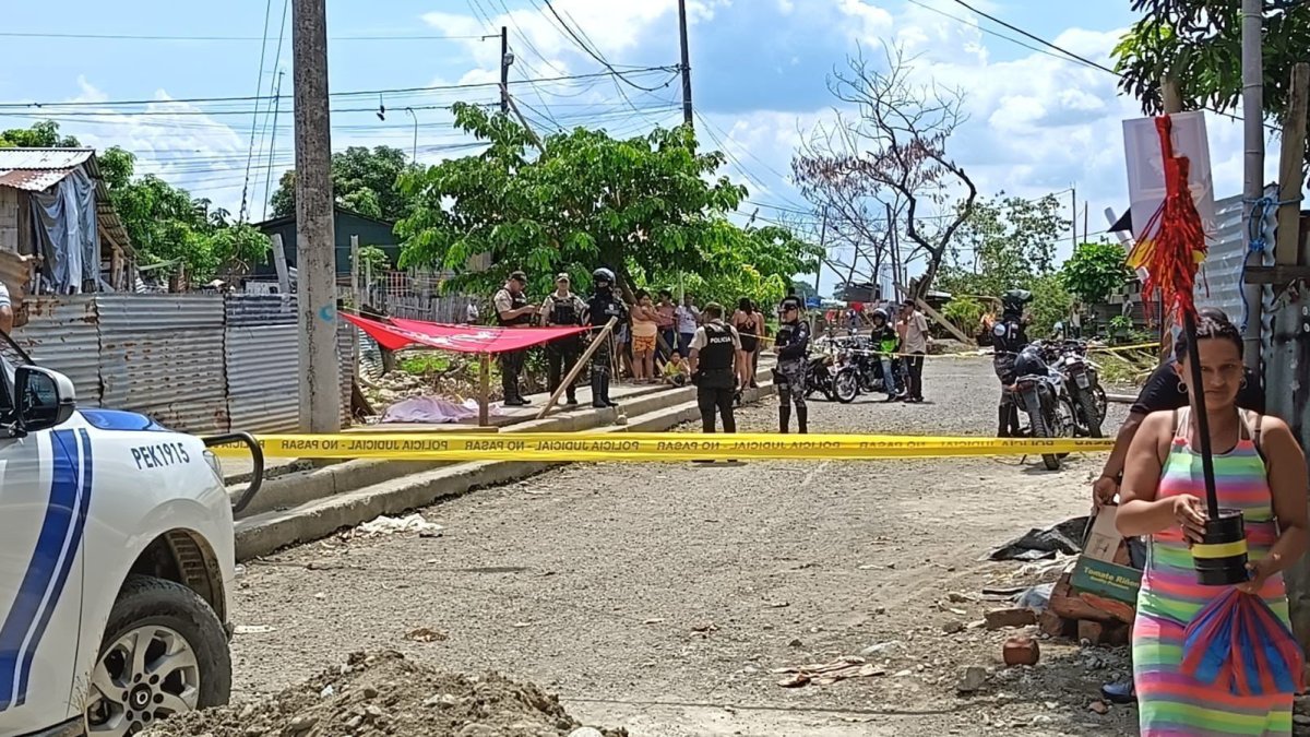 La mujer cayó en la vereda tras los impactos de bala.