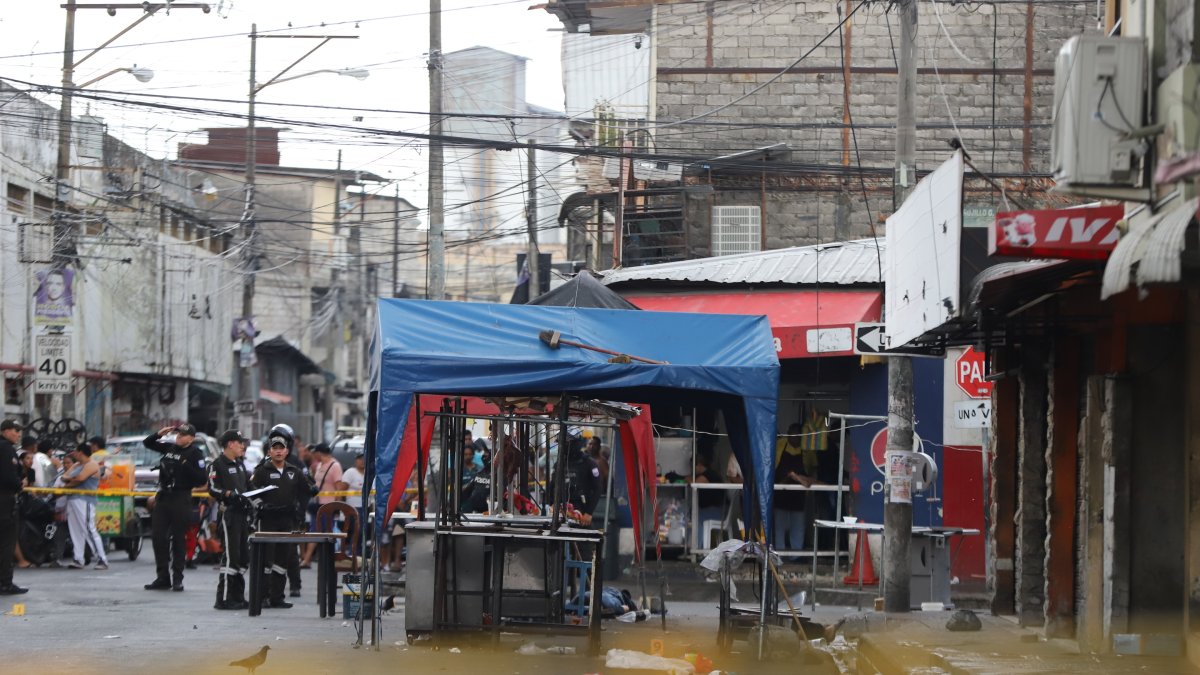 La Policía llegó al lugar para resguardar el perímetro e iniciar las investigaciones. Moradores y familiares de las víctimas permanecían alarmados.