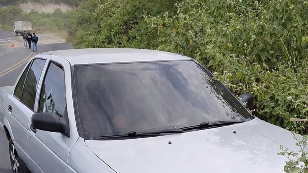 El vehículo de la víctima quedó con unos vidrios destrozados.