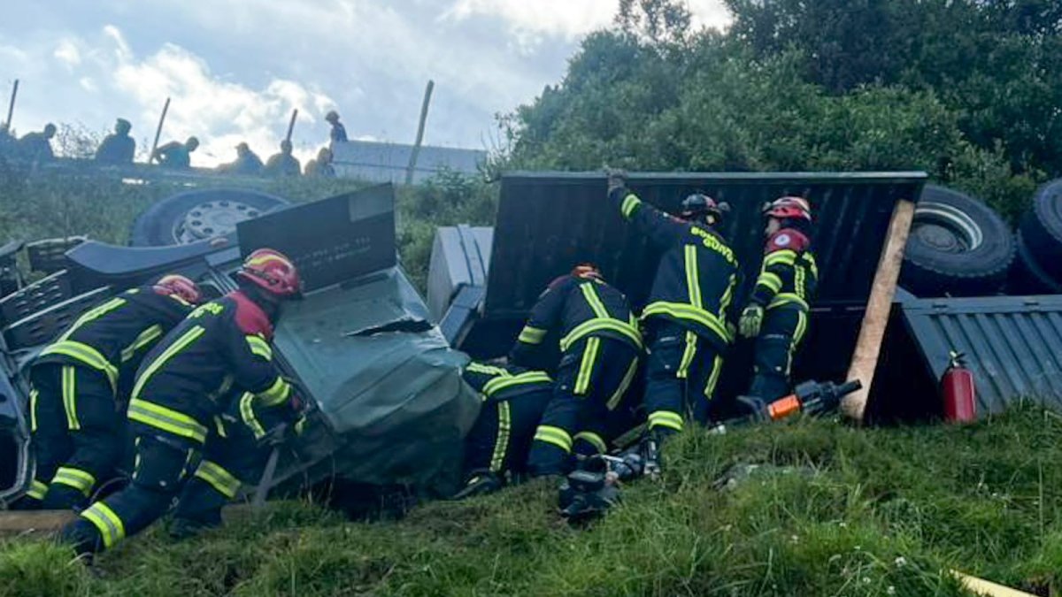 Los bomberos ayudaron a extraer los cuerpos que quedaron debajo de la carrocería.