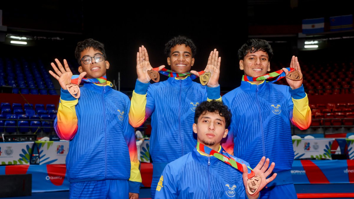 Dominick Godoy (c) con el oro en all around y junto a los tres compañeros con los que logró bronce por equipos.