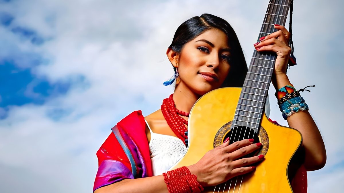 La artista ecuatoriana lleva la música como herencia familiar y el compromiso de mantener viva la melodía autóctona andina.