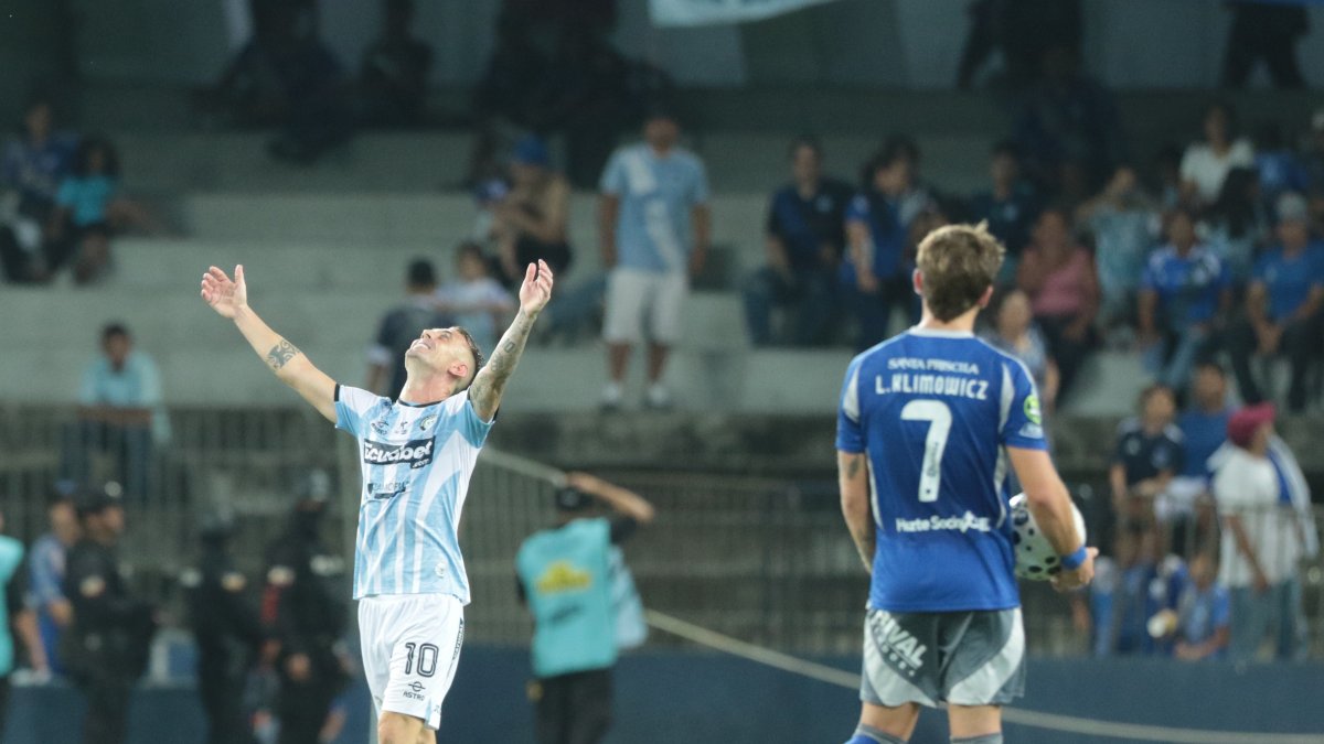 Kitu Díaz (i) marcó un doblete en su regreso al Capwell.