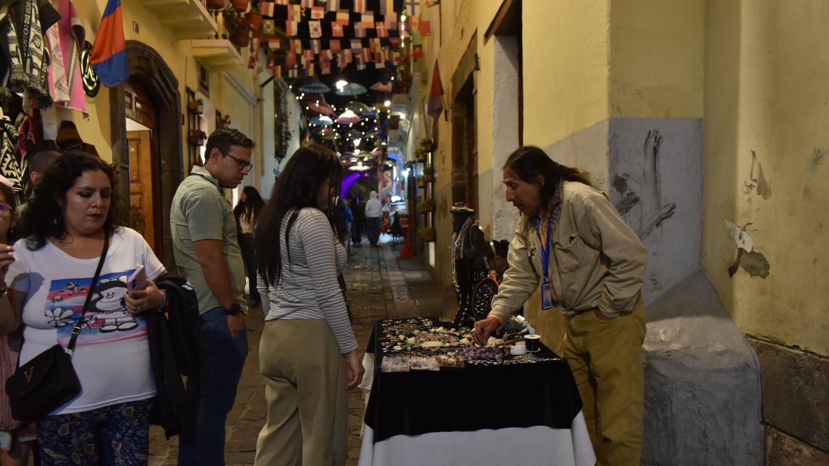 La venta de artesanías y comida, ocupa gran parte de las actividades de los locales.