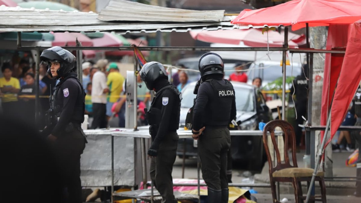 Agentes de la Policía Nacional acordonan la escena del crimen en el sector del Camal.