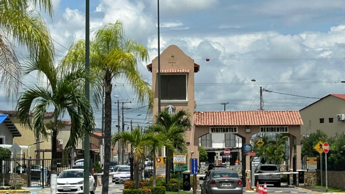 Policía realiza investigaciones en una urbanización de Daule tras el hallazgo de tres personas sin vida dentro de una vivienda.