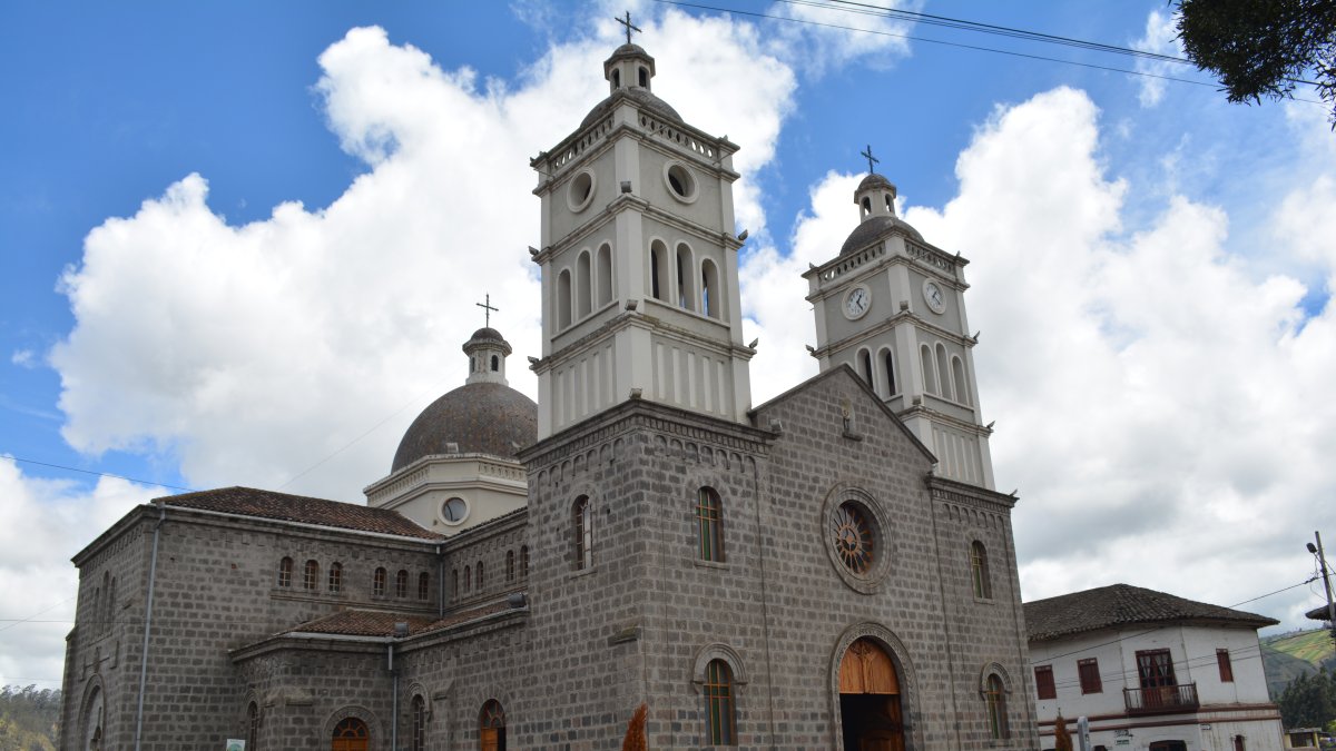 Frente al parque central de la parroquia, el templo paseño se impone por su estilo arquitectónico.