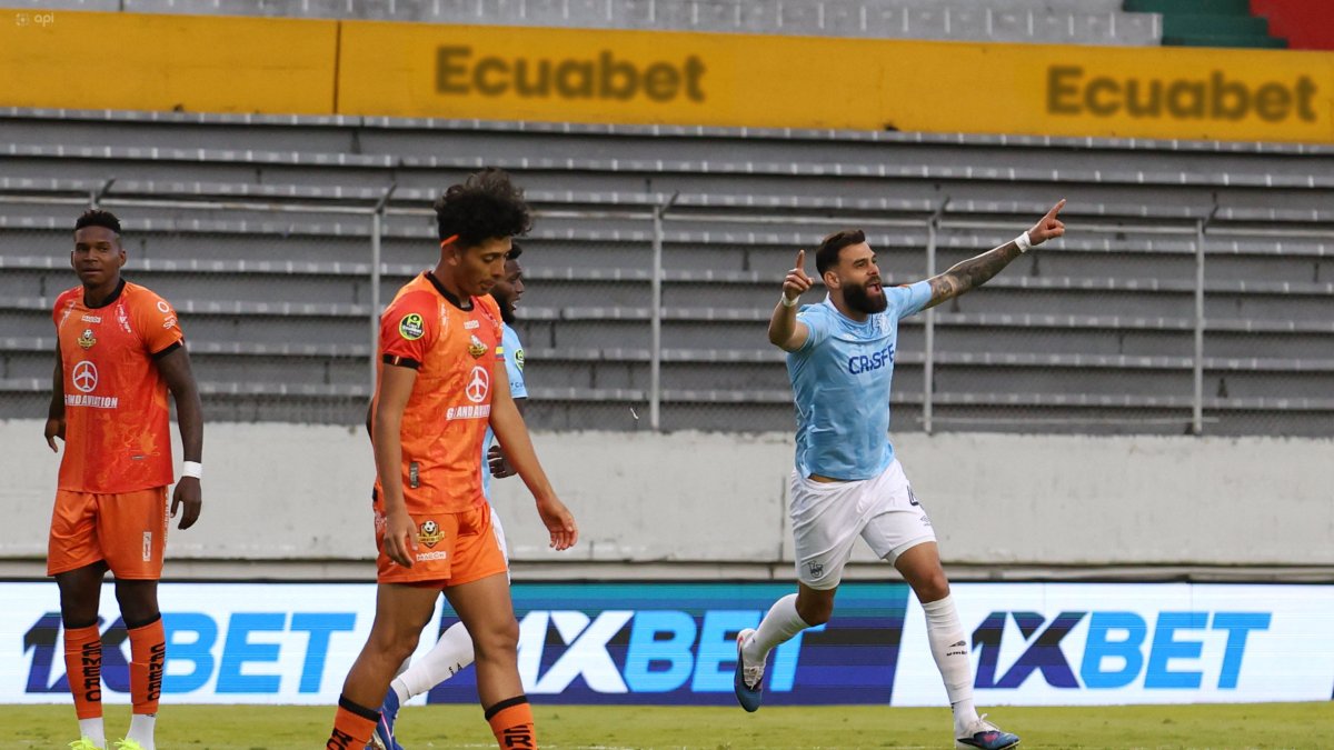 El zaguero Jhon Canchellor (d) marcó a fecha seguida para la Universidad Católica.