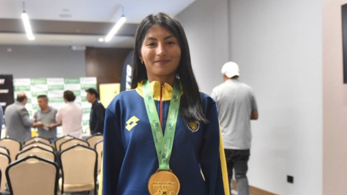 La marchista ecuatoriana Paula Torres con la medalla de oro que ganó en la maratón del Mundial por Equipos en Brasil.