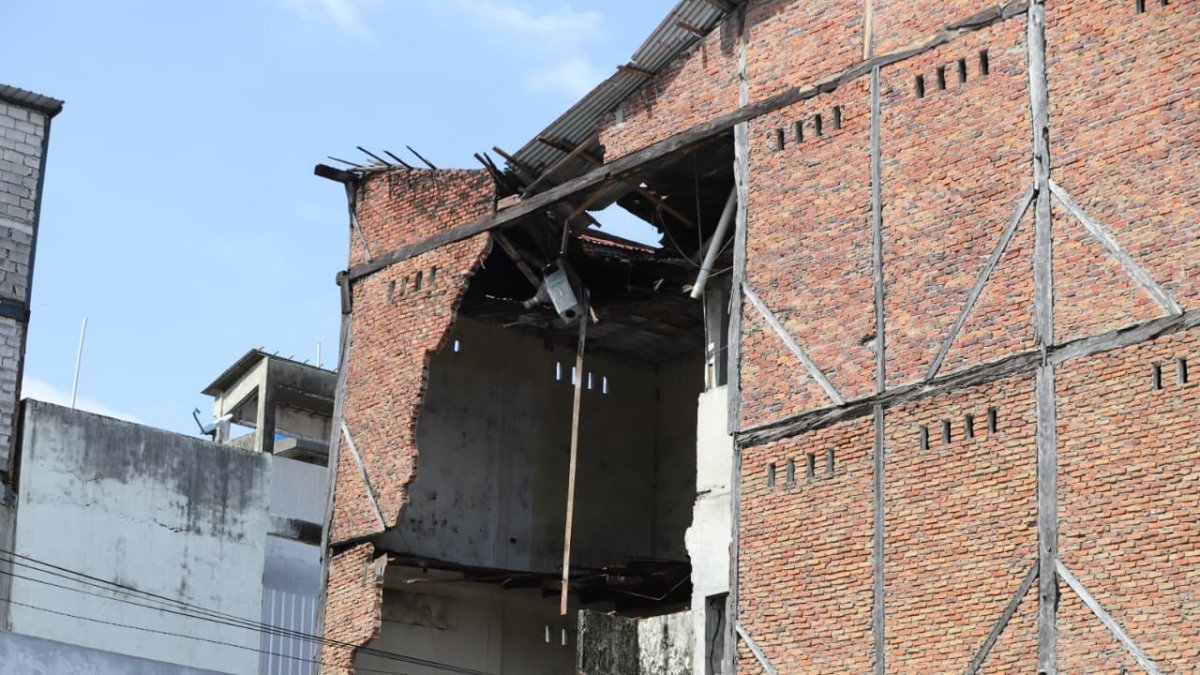 Pared de una vivienda colapsó sobre un taller en el centro de Guayaquil.