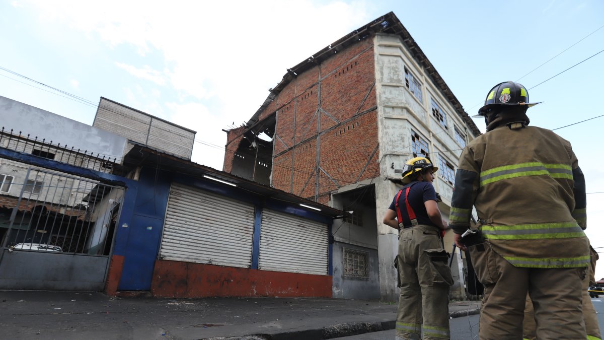 Autoridades inspeccionan la vivienda tras el colapso parcial de su estructura.