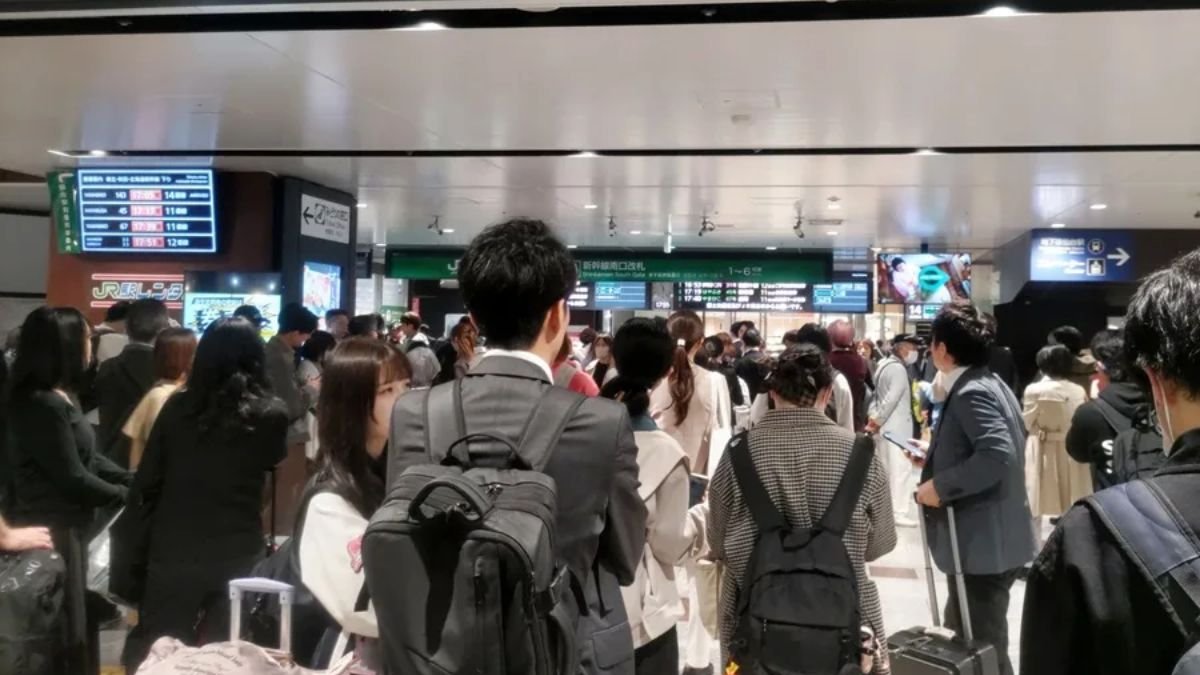 Pasajeros permanecieron varados en la estación de Sendai luego de que el sismo obligara a suspender el servicio del tren Shinkansen en el noreste de Japón.
