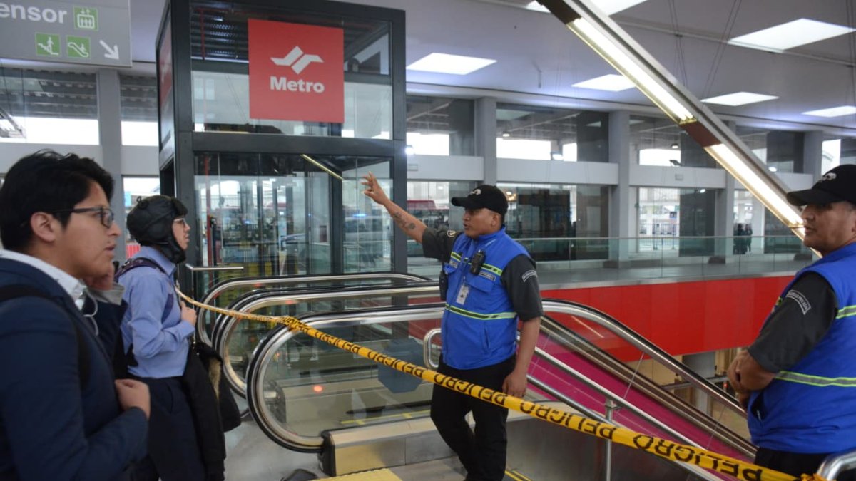 En la estación El Labrador se cerró el paso al metro con cintas.
