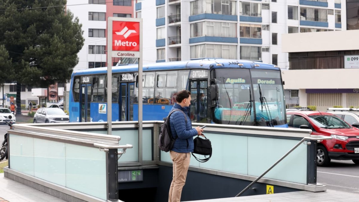 Los usuarios buscaron otro transporte para llegar a sus sitios de trabajo, el lunes 20 de abril.