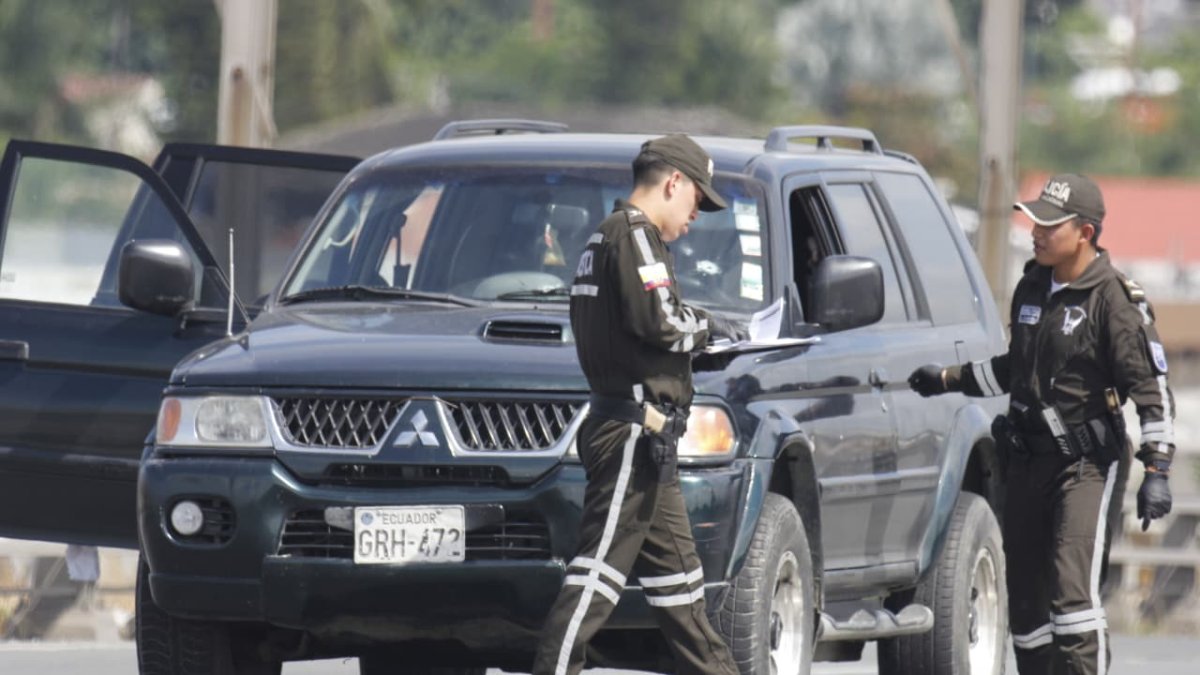 Agentes policiales acudieron al lugar para recabar indicios e información de lo ocurrido.