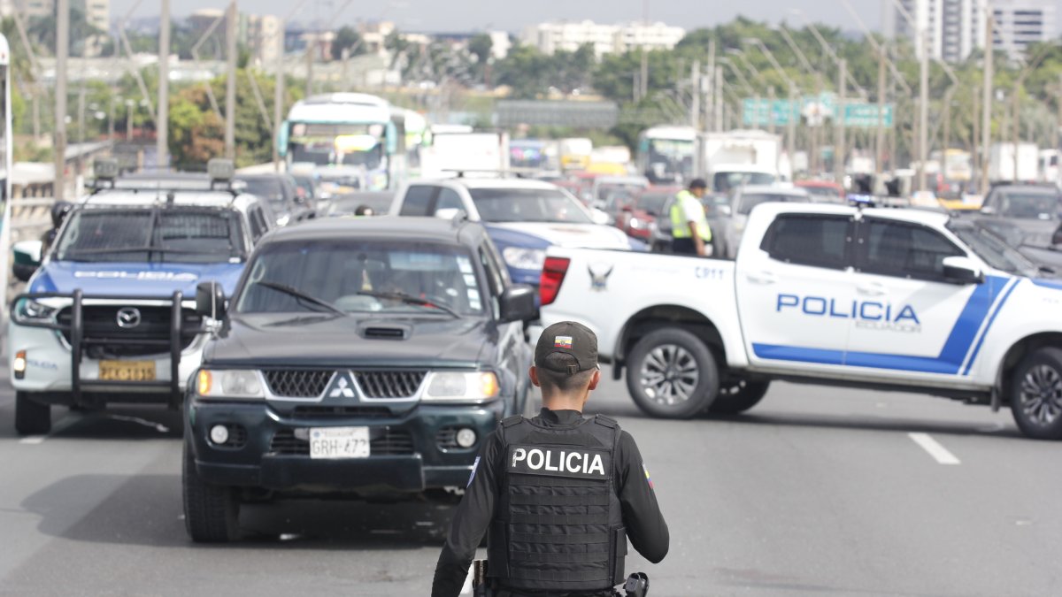 El cuerpo de la ciudadana quedó en el interior de su vehículo.