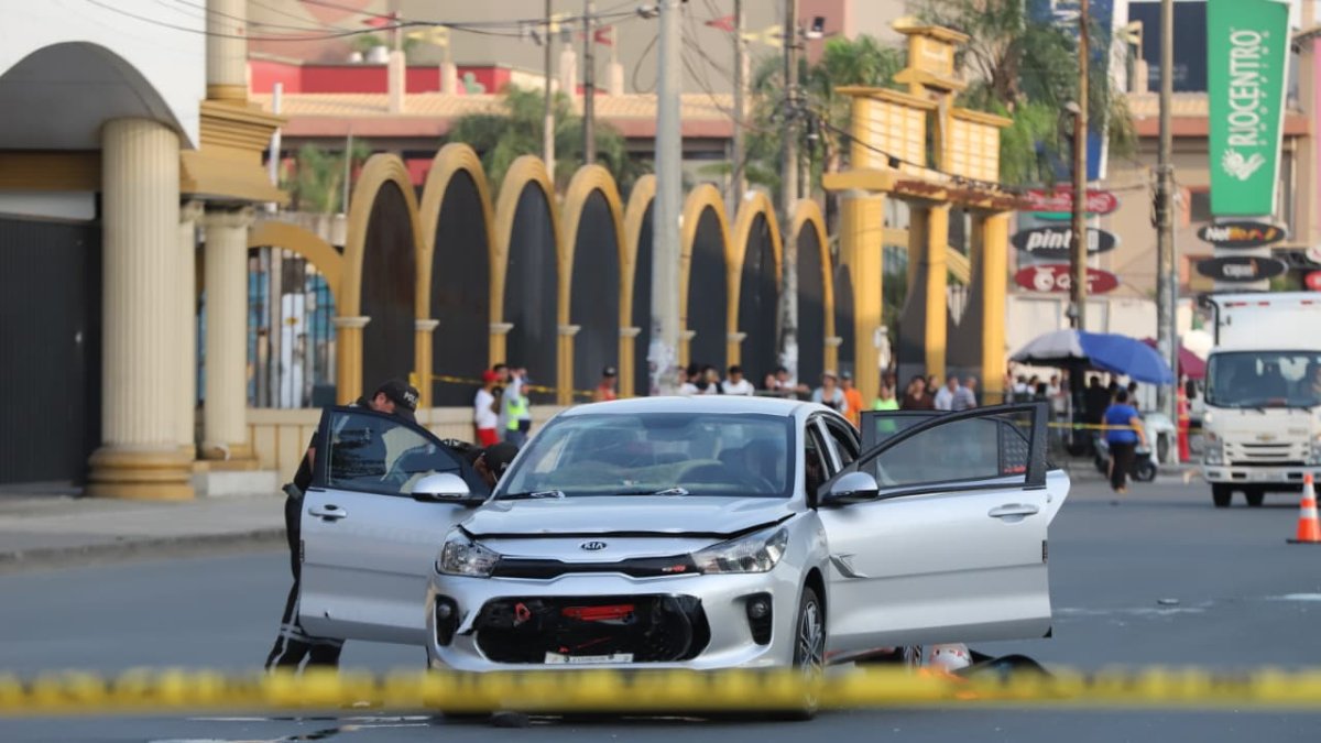 Así quedó el vehículo implicado en ataque armado de av. 25 de Julio, en Guayaquil.
