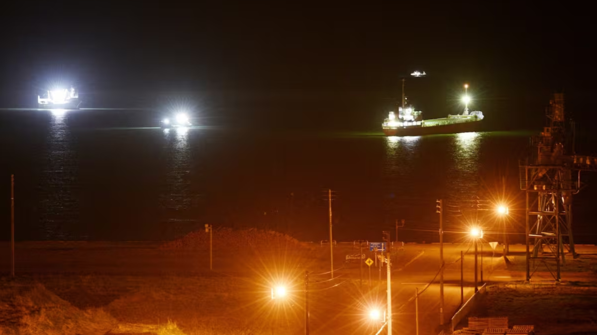 Embarcaciones frente a la costa, cerca del puerto de Tokachi, en la localidad de Hiroo, en Hokkaido